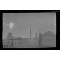 [Portrait d'un soldat devant une usine].