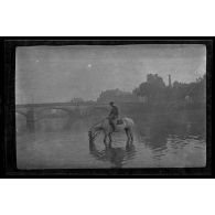 [Châlons-sur-Marne. Cavalier sur sa monture traversant la Marne].
