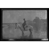 [Châlons-sur-Marne. Cavalier sur sa monture traversant la Marne].
