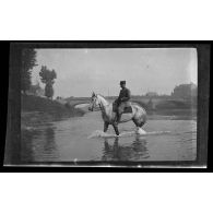 [Châlons-sur-Marne. Cavalier sur sa monture traversant la Marne].