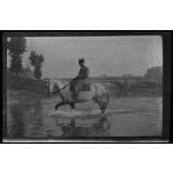 [Châlons-sur-Marne. Cavalier sur sa monture traversant la Marne].
