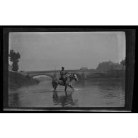 [Châlons-sur-Marne. Cavalier sur sa monture traversant la Marne].