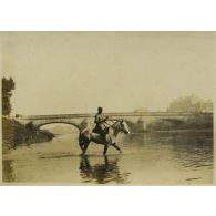 [Châlons-sur-Marne. Cavalier sur sa monture traversant la Marne].