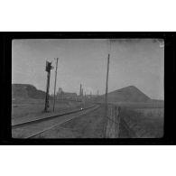 [Voie de chemin de fer menant à une usine].