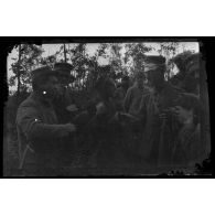 [La Faisanderie, 26.9.1915. Bouleir donne du pain aux prisonniers].