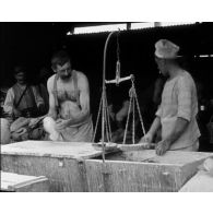 Le roi d'Italie dans l'Aisne, camp d'aviation. Boulangerie d'armée. [Titre des rushes]