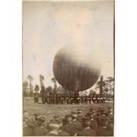 [Saints-Cyriens autour d'un ballon].