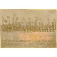 [Saints-Cyriens autour d'un ballon captif].