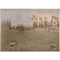 [Saints-Cyriens autour d'un ballon captif].