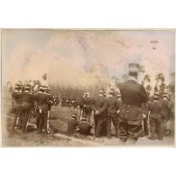 [Saints-Cyriens autour d'un ballon captif].