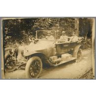 [Deux soldats dans une automobile].