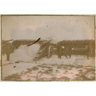 [Saints-Cyriens autour d'un canon].