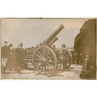[Saints-Cyriens autour d'un canon].