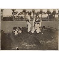 [Elèves officiers au repos].