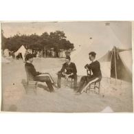 [Saints-Cyriens dans un campement].