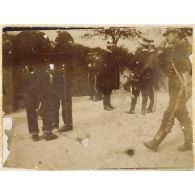 [Un groupe de Saints-Cyriens dans la campagne].