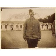 [Portrait d'un élève de Saint-Cyr dans la cour].