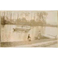 [Un bac traverse une rivière].