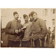 [Saints-Cyriens dans la cour de l'école].