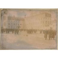 [Saints-Cyriens dans la cour de l'école].