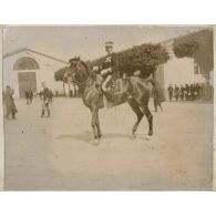 [Officier de Saint-Cyr à cheval].