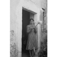 Une habitante de Xidas file de la laine.