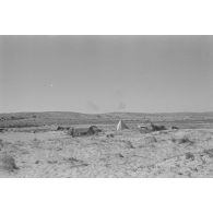 Depuis leur campement, les reporters photographient un bombardement allié à l'horizon.