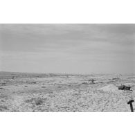 Depuis leur campement, les reporters photographient un bombardement allié à l'horizon.