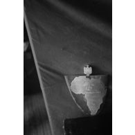 Gravure en forme du continent africain sur lequel on peut lire le nom du capitaine Hans-Joachim Marseille.