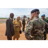 Monsieur Frédéric Ouagonda, préfet de la Nana-Mambéré et madame Yasmine Thiam, chef du bureau politique régional Ouest de la MINUSCA (Mission multidimensionnelle intégrée des Nations Unies pour la stabilisation en Centrafrique), accueillent le général de brigade Pierre Gillet, commandant la force Sangaris, dans le cadre de sa visite au détachement des casques bleus sur la BOA (base opérationnelle avancée) de Bouar.