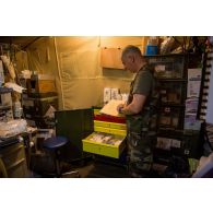 Gestion du stock de la pharmacie centrale des armées par un élément de l'UDPS (unité de distribution des produits sanitaires), organe rattaché au SSA (Service de santé des armées), au camp M'Poko de Bangui.