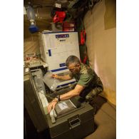 Gestion du stock de la pharmacie centrale des armées par un élément de l'UDPS (unité de distribution des produits sanitaires), organe rattaché au SSA (Service de santé des armées), au camp M'Poko de Bangui.