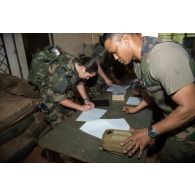 Distribution de la TIC (trousse individuelle du combattant) par les éléments de l'UDPS (unité de distribution des produits sanitaires) rattachée au SSA (Service de santé des armées), à l'arrivée des soldats sur le camp M'Poko de Bangui.