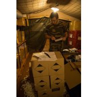 Gestion du stock de la pharmacie centrale des armées par un élément de l'UDPS (unité de distribution des produits sanitaires), organe rattaché au SSA (Service de santé des armées), au camp M'Poko de Bangui.