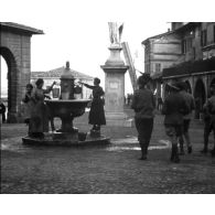 Soldats français et italiens en Italie.
