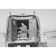 Portrait d'un soldat des Transmissions dans GMC avec poste de radio SCR 399, Batna, 1957. [légende d'origine]
