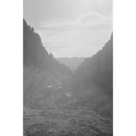 Défilé des gorges d'El Kantara avec oued. [légende d'origine]
