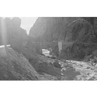 Défilé des gorges d'El Kantara avec oued. [légende d'origine]