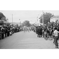 Manifestations autour du 13 mai 1958 à Batna, nouba d'un régiment de tirailleurs à l'arrière-plan. [légende d'origine]