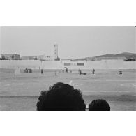 Manifestation sportive, stade de Batna. [légende d'origine]