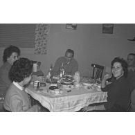 Repas de Noël à Batna. [légende d'origine]