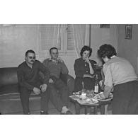 Repas de Noël à Batna. [légende d'origine]