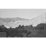 Le 1er novembre 1960, dans les gorges d'El Kantara, lors d'un week-end à Biskra. [légende d'origine]