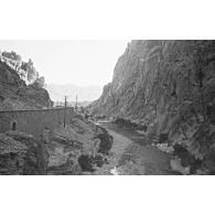 Le 1er novembre 1960, dans les gorges d'El Kantara, lors d'un week-end à Biskra. [légende d'origine]