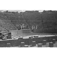 Timgad. Un sous-officier de l'armée de l'air y tourne un film avec figurant le style des péplums. [légende d'origine]