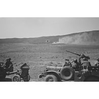 En opérations avec artillerie et mortier de 120. [légende d'origine]
