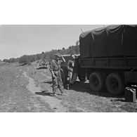 En opérations avec artillerie et mortier de 120. [légende d'origine]