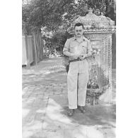 Autoportrait devant une fontaine. [légende d'origine]