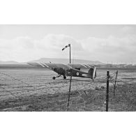 Avion de reconnaissance Piper L18, chargé de guider l'équipe de transmissions. [légende d'origine]