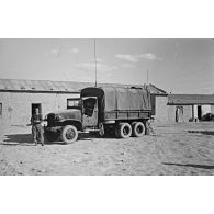 Poste radio en opération : grande antenne pour la transmission, petites antennes pour la réception. [légende d'origine]